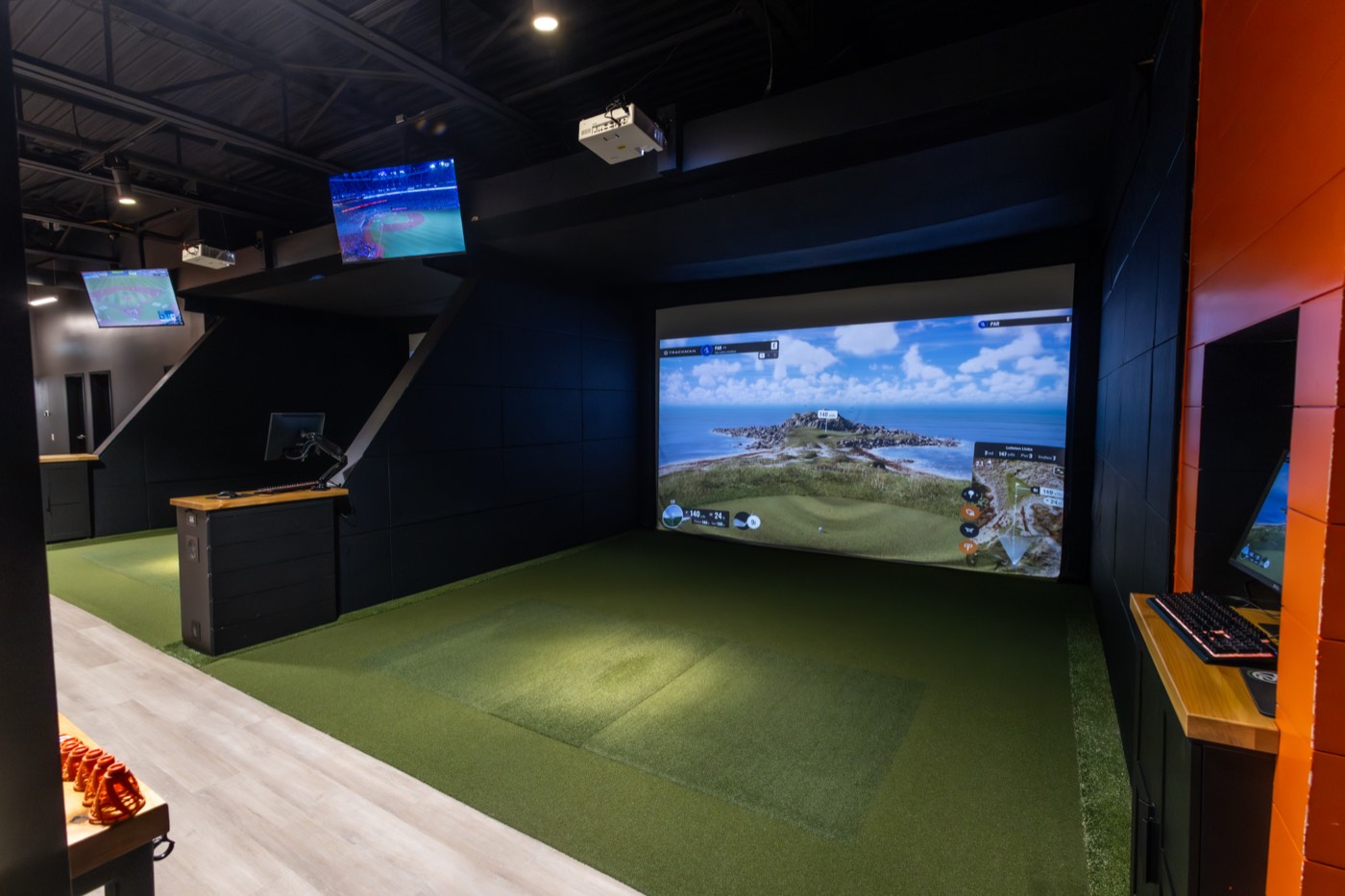 A Par 72 golf simulator bay